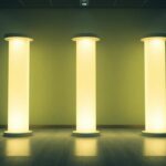 Cinq piliers lumineux dans un bureau moderne.